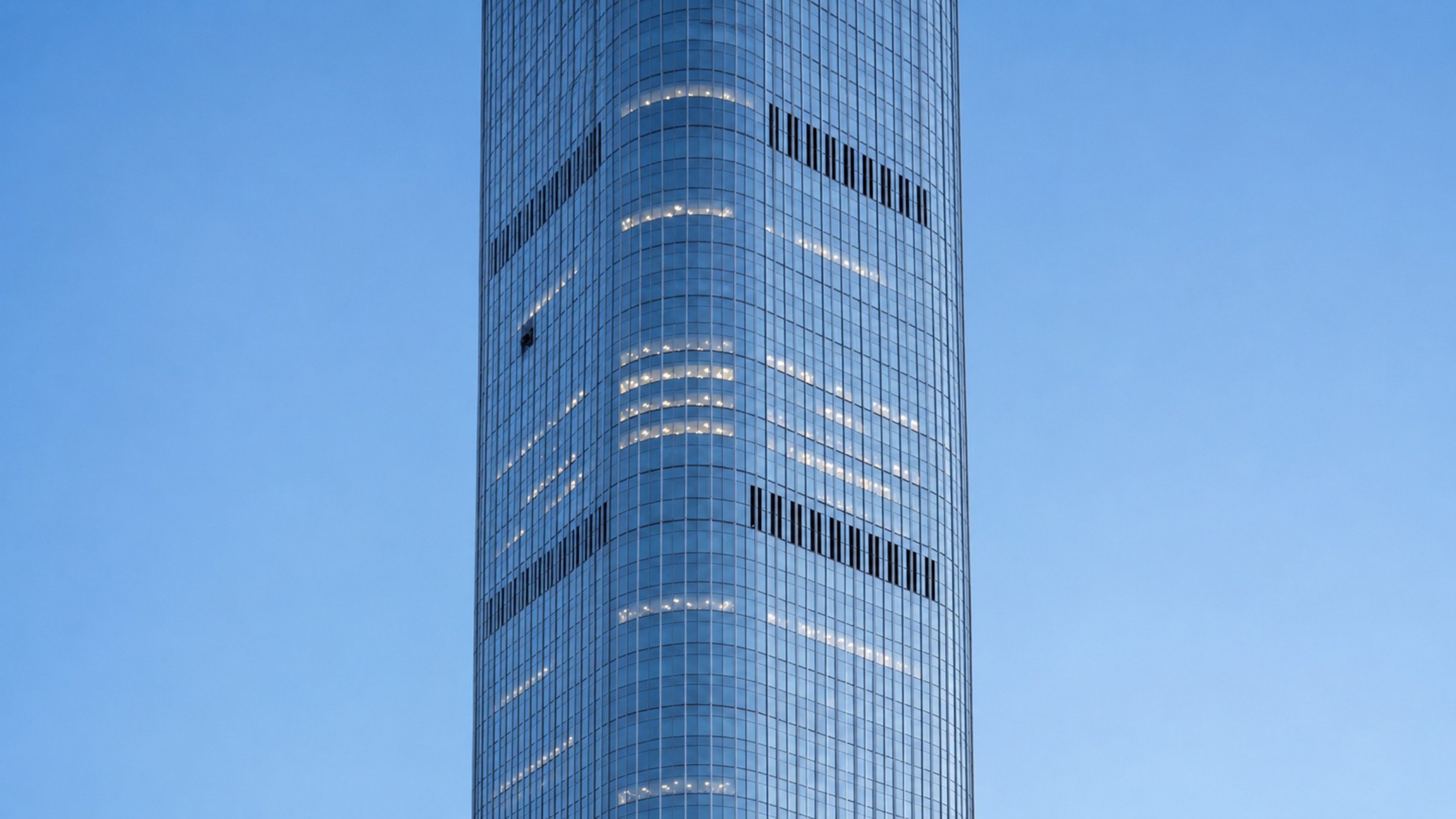 Una avioneta impacta contra la CITIC Tower, el rascacielos más alto de Pekín, y el piloto fallece horas después