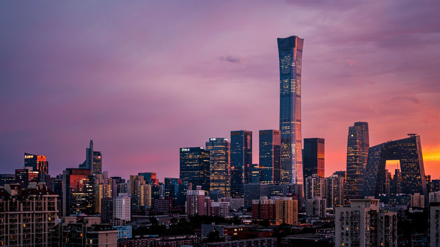 Atardecer sobre Pekín, con la CITIC Tower dominando el skyline de la ciudad - RDM