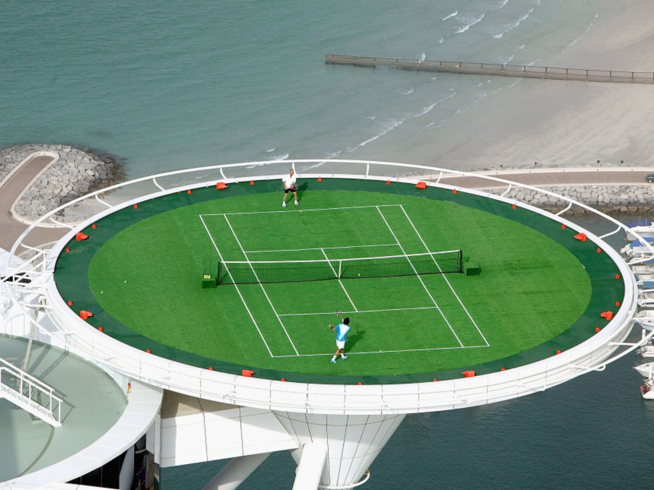 El día que Federer y Agassi jugaron al tenis en lo alto del Burj Al Arab, a más de 200 metros de altura 8 El día que Federer y Agassi jugaron al tenis en lo alto del Burj Al Arab, a más de 200 metros de altura