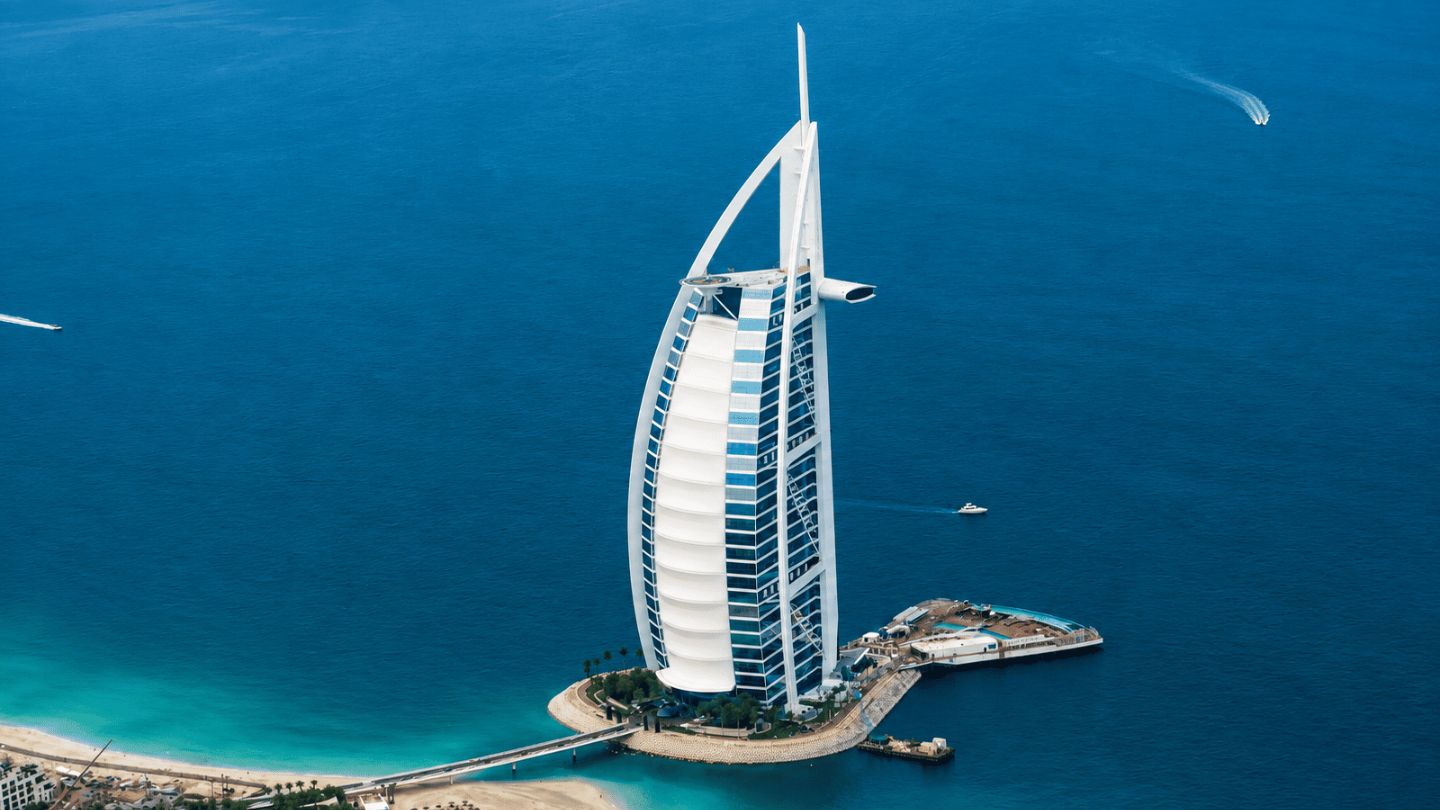 El Burj Al Arab es un rascacielos icónico en Emiratos Árabes Unidos - RDM