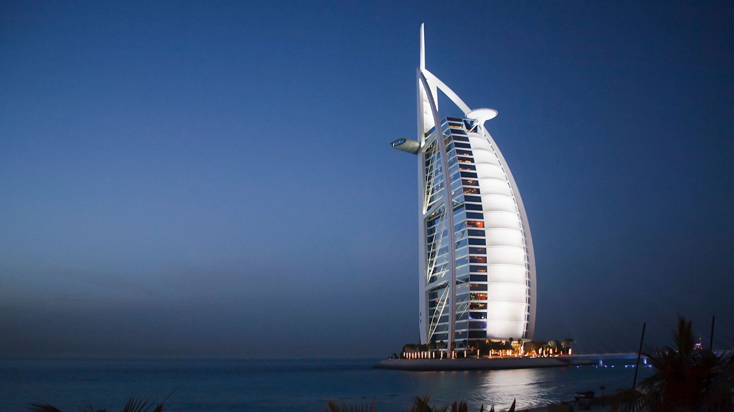 El Burj Al Arab se ilumina por la noche - RDM